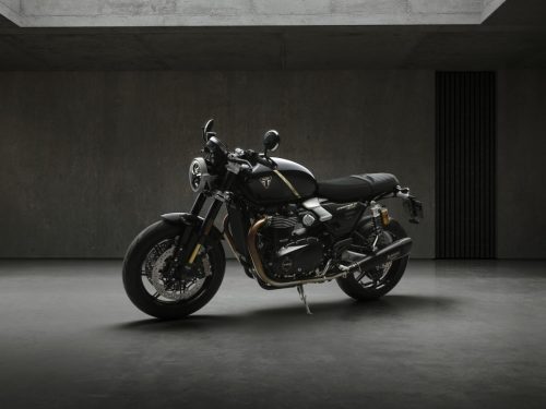 Triumph Speed Twin 1200 TFC 2027 – linke Frontperspektive im Betonstudio, Gesamtansicht in Obsidian Gold mit Öhlins-Gabel und Akrapovič-Schalldämpfer