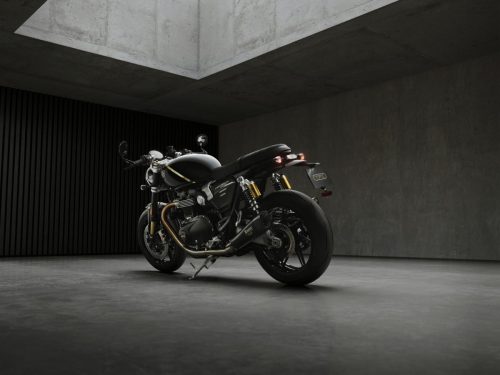 Triumph Speed Twin 1200 TFC 2027 – Heckperspektive von links im Betonstudio mit goldenen Öhlins-Federbeinen, LED-Rücklicht und TFC-Kennzeichenhalter