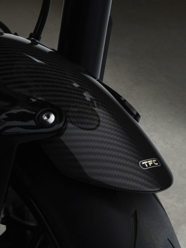 Triumph Speed Twin 1200 TFC 2027 – Detail des vorderen Carbon-Kotflügels mit goldenem TFC-Logo