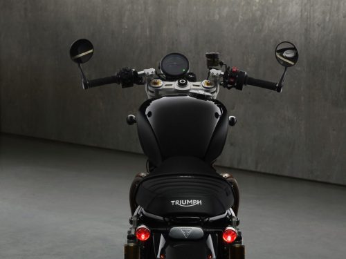 Triumph Speed Twin 1200 TFC 2027 – Cockpit aus der Vogelperspektive mit Lenkerendspiegeln, Rundinstrument, Clip-on-Lenker und Leder-Sitzbank