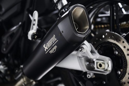 Triumph Speed Twin 1200 TFC 2027 – Detail des Akrapovič-Titan-Schalldämpfers mit goldener Antriebskette und hinterer Bremsscheibe