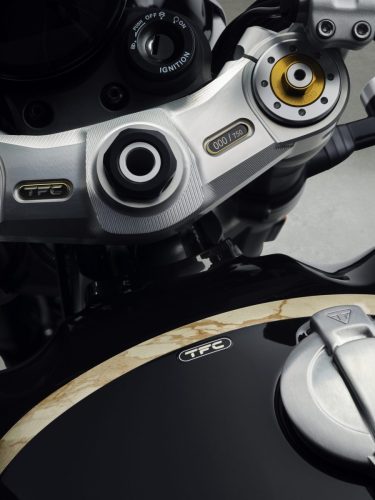 Triumph Speed Twin 1200 TFC 2027 – Detail der gefrästen Gabelbrücke mit individueller Seriennummer 000/750, Zündschloss und goldenem Öhlins-Preload-Versteller