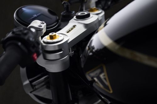 Triumph Speed Twin 1200 TFC 2027 – Detail der gefrästen oberen Gabelbrücke mit TFC-Gravur, goldenen Öhlins-Federvorspann-Verstellern und Rundinstrument