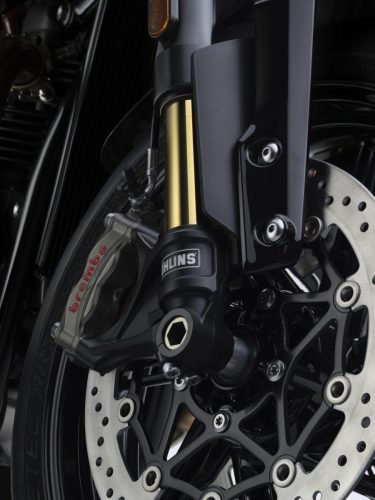 Triumph Speed Twin 1200 TFC 2027 – Detail der Öhlins-Upside-down-Gabel mit goldenem Gleitrohr, Brembo-Bremssattel und gelochter Bremsscheibe