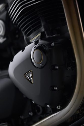 Triumph Speed Twin 1200 TFC 2027 – Motordetail mit Kupplungsdeckel, goldgerahmtem Triumph-Emblem und bronzefarbenem Rahmenrohr