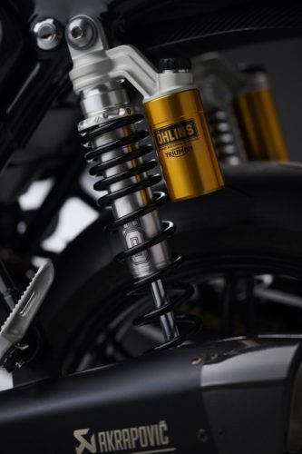 Triumph Speed Twin 1200 TFC 2027 – Detail des hinteren Öhlins-Federbeins mit goldenem Ausgleichsbehälter und Akrapovič-Schalldämpfer