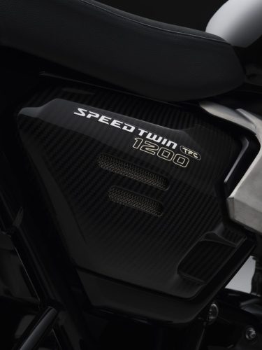 Triumph Speed Twin 1200 TFC 2027 – Detail der Carbon-Seitenverkleidung mit Speed-Twin-1200-TFC-Schriftzug und Leder-Sitzbank