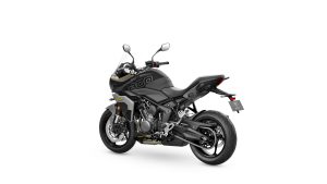 Triumph Tiger Sport 800 2027 in Sapphire Black – Dreiviertel-Heckansicht von links vor weißem Studiohintergrund