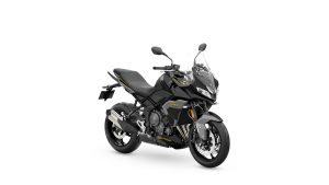 Triumph Tiger Sport 800 2027 in Sapphire Black – Dreiviertel-Frontansicht von rechts vor weißem Studiohintergrund