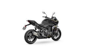 Triumph Tiger Sport 800 2027 in Sapphire Black – Dreiviertel-Heckansicht von rechts vor weißem Studiohintergrund