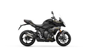 Triumph Tiger Sport 800 2027 in Sapphire Black – Seitenansicht von rechts vor weißem Studiohintergrund