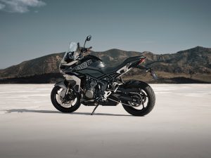 Triumph Tiger Sport 800 2027 – Seitenansicht auf einer Salzebene vor Bergkulisse