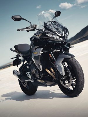 Triumph Tiger Sport 800 2027 – Dreiviertel-Frontansicht auf einer Salzebene