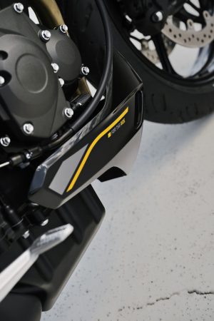 Triumph Tiger Sport 800 2027 – Detailansicht von Motor und Verkleidung mit Racing-Yellow-Akzent