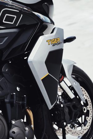 Triumph Tiger Sport 800 2027 – Detailansicht der Frontpartie mit Scheinwerfer und Tiger-Grafik