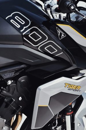 Triumph Tiger Sport 800 2027 – Detailansicht des Tanks mit 800-Grafik in Racing Yellow