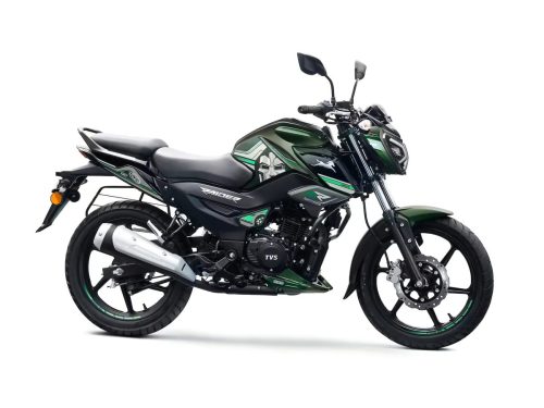 TVS Raider Doctor Doom Edition 2026 - Seitenansicht rechts in dunkelgruener Spectral-Green-Lackierung mit silbernem Doctor-Doom-Totenkopfemblem auf dem Tank, Studioaufnahme auf weissem Hintergrund