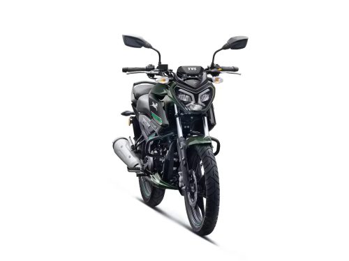 TVS Raider Doctor Doom Edition 2026 - Frontalansicht mit maskenfoermiger LED-Scheinwerfereinheit und schwarzem Cockpit, Studioaufnahme auf weissem Hintergrund