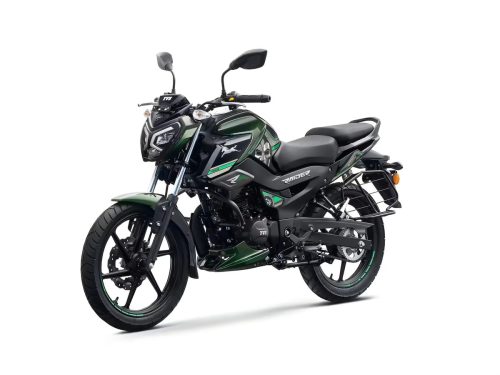 TVS Raider Doctor Doom Edition 2026 - Ansicht von schraeg vorne links mit Doctor-Doom-Grafik auf Tank und Verkleidung, Studioaufnahme auf weissem Hintergrund