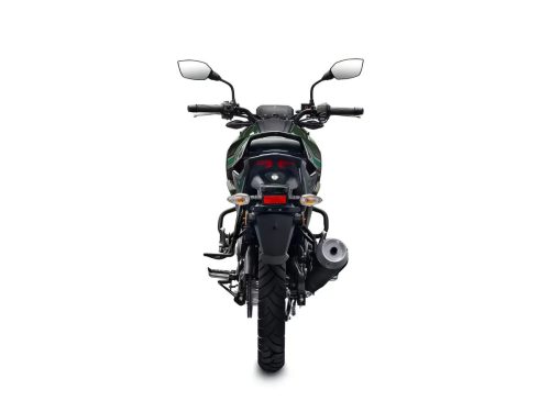 TVS Raider Doctor Doom Edition 2026 - Heckansicht mit LED-Ruecklicht, Blinkern und schwarz lackiertem Endschalldaempfer, Studioaufnahme auf weissem Hintergrund