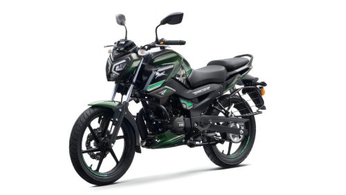 TVS Raider Doctor Doom Edition 2026 - Kompakte Ansicht von schraeg vorne links in dunkelgruener Lackierung, Studioaufnahme auf weissem Hintergrund