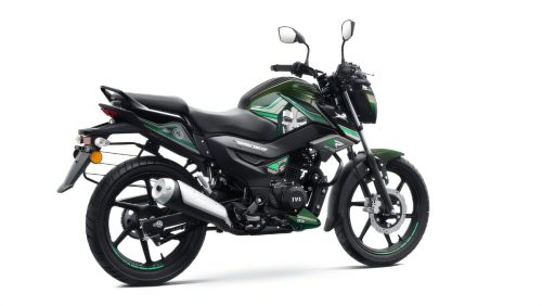 TVS Raider Doctor Doom Edition 2026 - Kompakte Ansicht von schraeg hinten links mit Gepaecktraeger und Rueckspiegeln, Studioaufnahme auf weissem Hintergrund