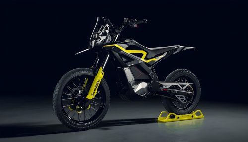 Ultraviolette Shockwave – Seitenansicht in Cosmic Black mit gelben Gabelschützern, Rallye-Navigationsturm und Enduro-Silhouette auf gelbem Montageständer im Studio
