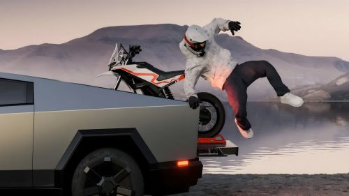 Ultraviolette Shockwave – Lifestyle-Aufnahme in Frost White auf der Ladefläche eines Tesla Cybertruck, Fahrer springt vom Fahrzeug, Bergsee im Hintergrund