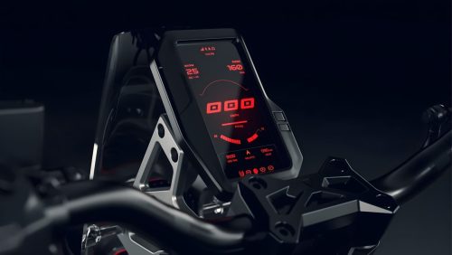 Ultraviolette Shockwave – Nahaufnahme des hochkant verbauten 5-Zoll-TFT-Displays im Ballistic-Modus mit rotem Farbschema, 160 km Reichweite, CNC-gefrästem Aluminium-Navigationsturm und Lenker