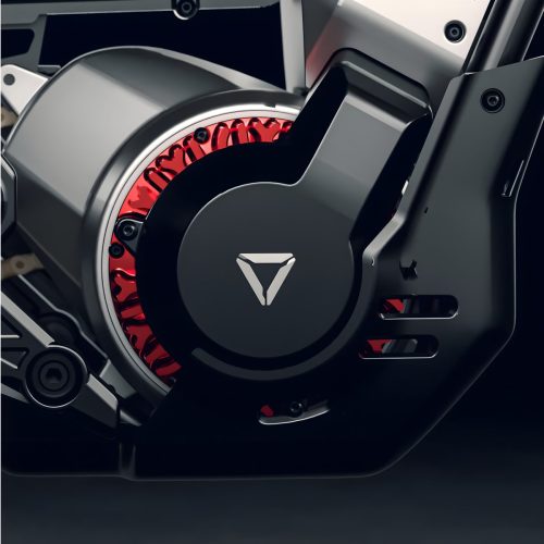 Ultraviolette Shockwave – Nahaufnahme des PMSM-Elektromotors mit Ultraviolette-Dreieck-Logo, roten Kühlrippen, schwarzem Motorgehäuse und Unterfahrschutz