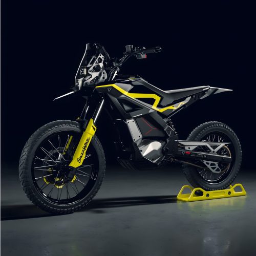 Ultraviolette Shockwave – Dreiviertelansicht von vorne links in Cosmic Black mit gelber Telegabel, Rallye-Navigationsturm und Enduro-Haltung auf gelbem Montageständer im Studio
