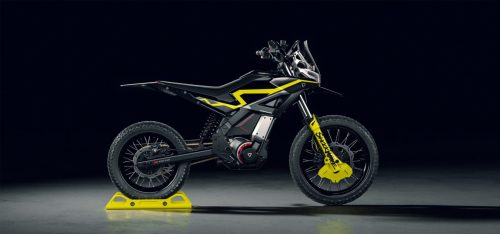 Ultraviolette Shockwave – Rechte Seitenansicht in Cosmic Black mit gelben Gabelschützern und gelbem Montageständer, kompaktes Enduro-Design mit 19/17-Zoll-Speichenrädern im Studio
