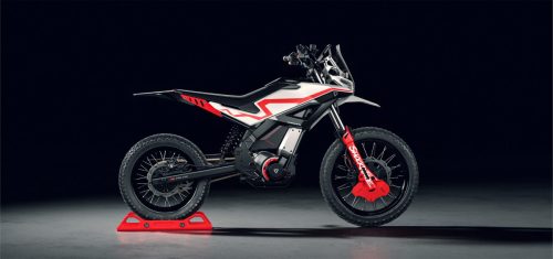 Ultraviolette Shockwave – Rechte Seitenansicht in Frost White mit roten Akzenten und rotem Montageständer, Rallye-Enduro-Silhouette mit sichtbarem Elektromotor und Batterie im Studio