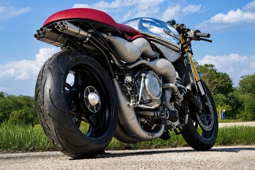 Veloce Aperion 2026 – Rechte Heckansicht auf Landstraße mit poliertem Tank, rotem Sitz, 8-in-4-Auspuffanlage und Expansionskammern vor grüner Landschaft