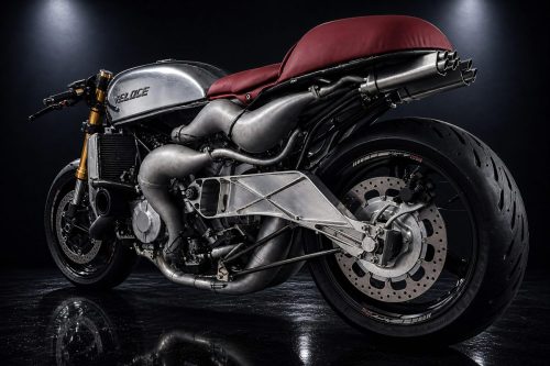 Veloce Aperion 2026 – Linkes Seitenprofil Studioaufnahme mit poliertem Tank und Veloce-Schriftzug, rotem Ledersitz, goldenen Öhlins-Gabeln, Gitterrohr-Schwinge und spiegelndem Boden