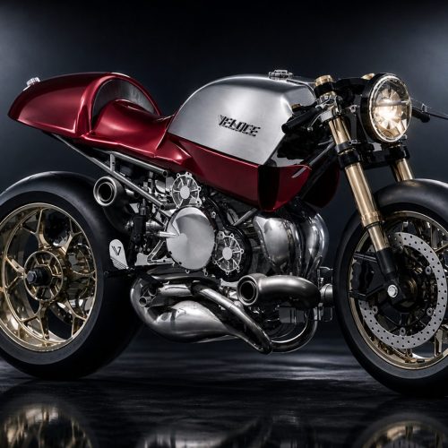 Veloce Ethereal 2026 – Rechte Dreiviertelansicht Rendering von vorn mit poliertem Tank, rotem Sitzhöcker, rundem Scheinwerfer und goldenen Gabeln auf dunklem Studiohintergrund