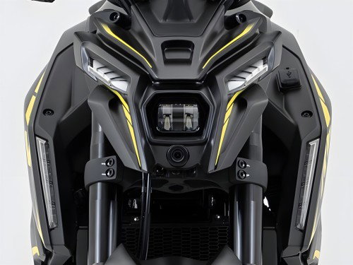 Voge R125S 2026 – Frontansicht Detailaufnahme mit Full-LED-Scheinwerfer, integrierter 1080p-Dashcam und gelben Akzentlinien im Studio