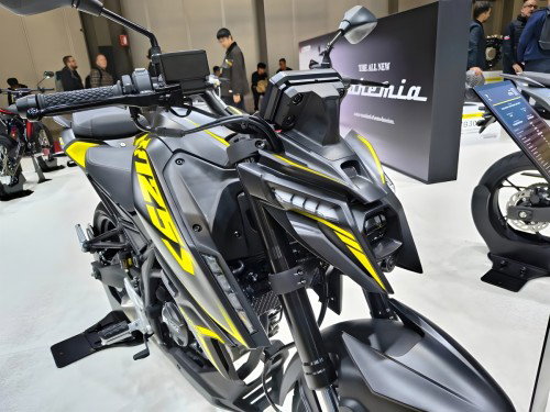 Voge R125S 2026 – Dreiviertelansicht vorne rechts in Schwarz Matt mit gelben Akzenten auf der EICMA 2025 in Mailand