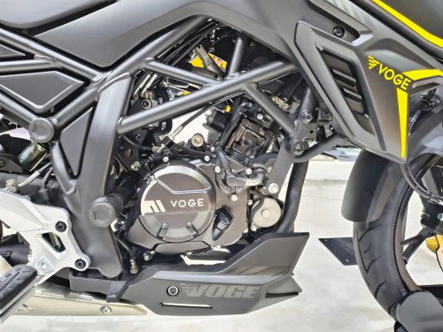 Voge R125S 2026 – 124,8-ccm-DOHC-Einzylinder-Motor Detailansicht mit Voge-Logo auf der Kupplungsdeckelabdeckung und Stahlgitter-Trellis-Rahmen