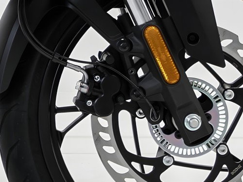 Voge R125S 2026 – Vorderrad mit 300-mm-Wellenscheibenbremse, Doppelkolben-Bremszange und USD-Gabel im Studio