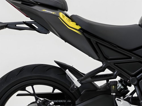 Voge R125S 2026 – Heckpartie mit geteiltem Sitz, Soziusfußrasten, R125S-Schriftzug und gelbem Heckakzent im Studio