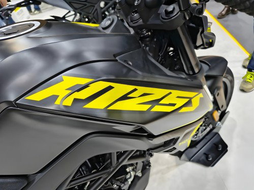 Voge R125S 2026 – Tankverkleidung mit großem gelben R125S-Schriftzug auf schwarzem Matt auf der EICMA 2025