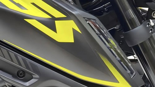 Voge R125S 2026 – Seitenverkleidung Makroaufnahme mit gelbem R125S-Grafik, integriertem LED-Blinker und USD-Gabelholm auf der EICMA 2025