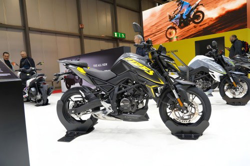 Voge R125S 2026 – Komplettansicht auf Motorradständer auf der EICMA 2025, Schwarz Matt mit gelben Akzenten, weitere Voge-Modelle im Hintergrund