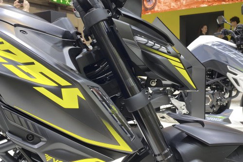 Voge R125S 2026 – Frontpartie Nahaufnahme mit USD-Gabel, LED-Scheinwerfer, R125S-Grafik und integriertem Blinker auf Messestand