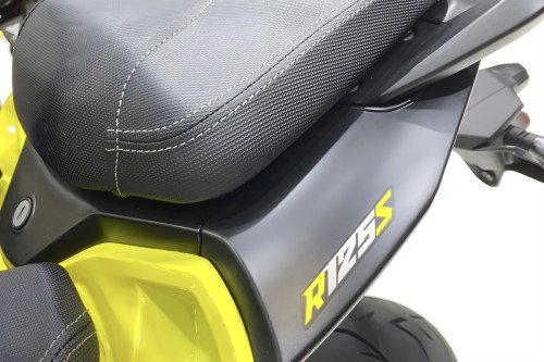 Voge R125S 2026 – Sitzbank Detailaufnahme mit geteiltem Fahrer- und Soziussitz, Kontrastnähten und R125S-Schriftzug an der Seitenverkleidung