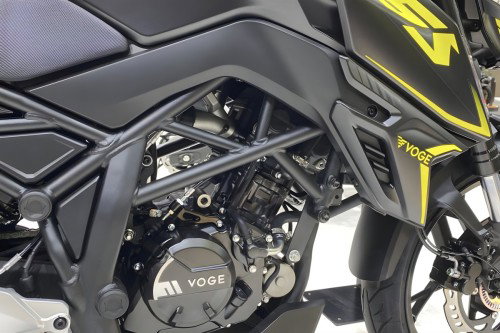 Voge R125S 2026 – Motor und Rahmen Detailansicht mit Stahlgitter-Trellis-Rahmen, Voge-Logo auf Motordeckel und gelber Kühlerverkleidung auf Messestand