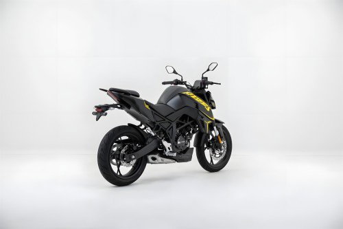 Voge R125S 2026 – Studiofoto Dreiviertelansicht hinten links in Schwarz mit gelben Akzenten, Unterboden-Auspuff und Bananenschwinge sichtbar