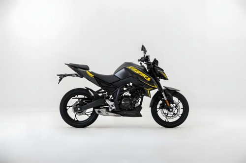 Voge R125S 2026 – Studiofoto komplette rechte Seitenansicht in Schwarz mit gelben R125S-Grafiken, Unterboden-Auspuff und Trellis-Rahmen