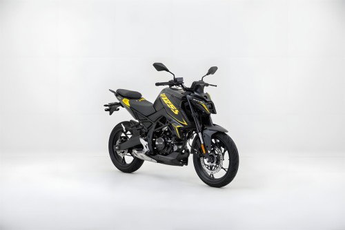 Voge R125S 2026 – Studiofoto Dreiviertelansicht vorne rechts in Schwarz mit gelben Akzenten, 300-mm-Bremsscheibe und Farb-LCD-Display